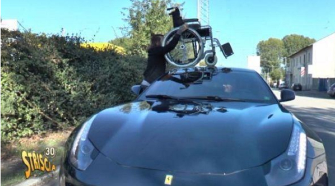 Ferrari sul posto disabili a Milano, sedia a rotelle "parcheggiata" sul bolide FOTO