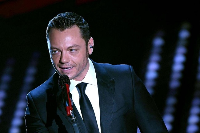 Tiziano Ferro nella bufera. "Loda i vandali per pendere i dischi"
