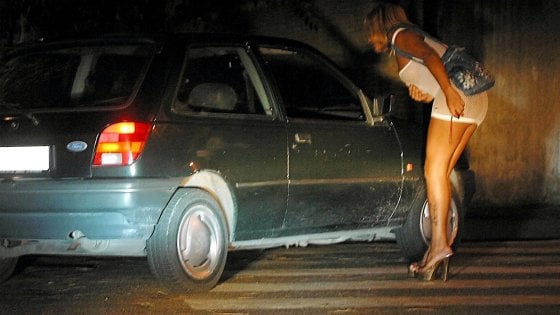 Firenze, da oggi arresto anche solo se si chiede a una lucciola una prestazione