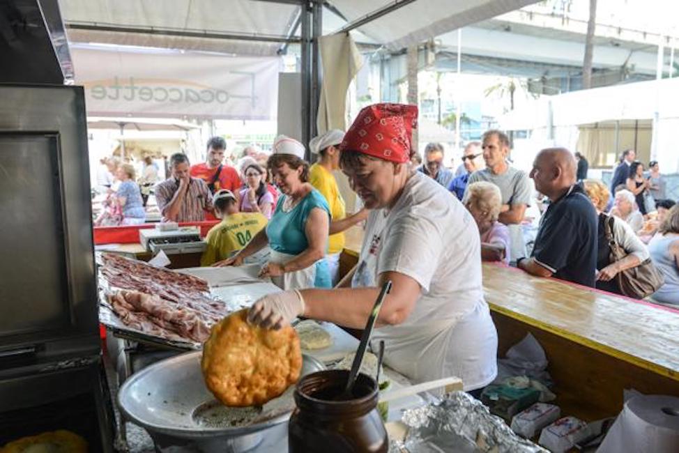 Genova decaduta, dalle focaccette della festa Pd alla berretta cardinalizia
