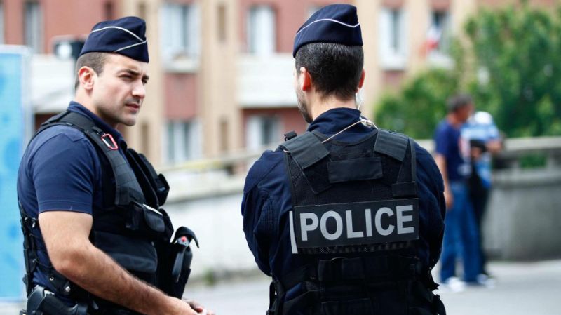 Parigi, poliziotto ubriaco usa pistola per sedare rissa: era fuori servizio