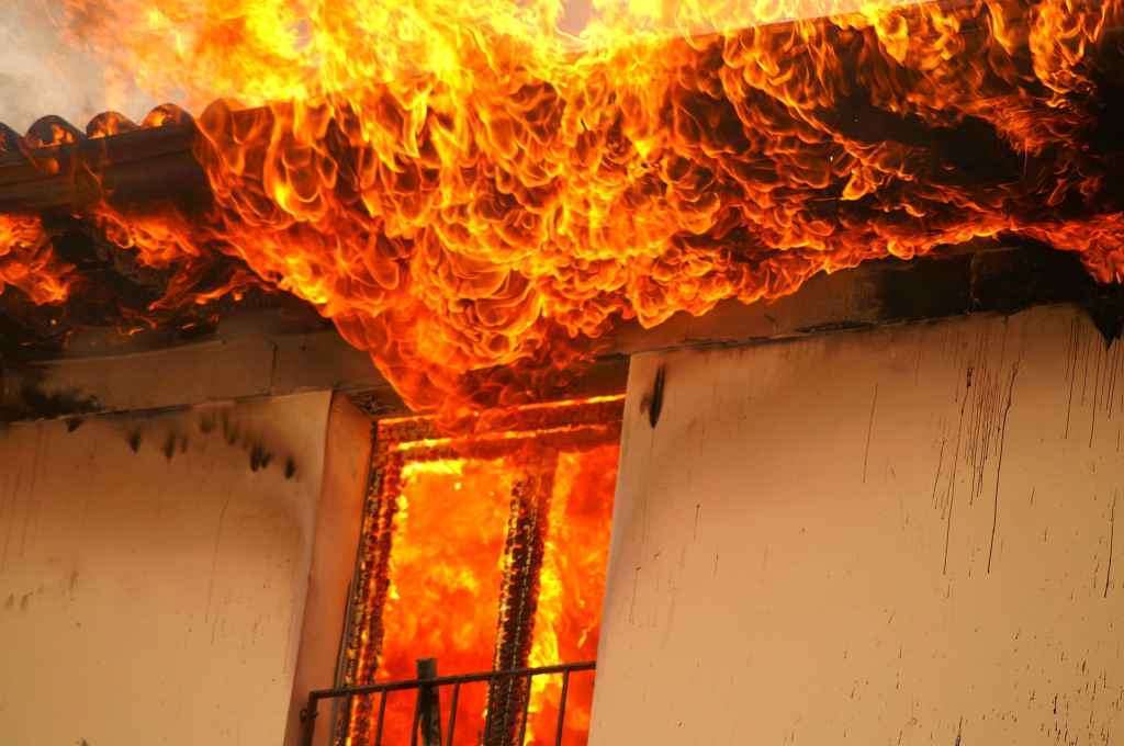 "DAMMI 20 EURO", LUI LE DA' FUOCO. IL FIGLIO VEDE TUTTO E...