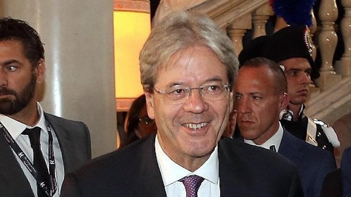 Gentiloni a Cernobbio: "Crisi alle spalle, non vincerà politica insulto". In platea c'è Di Maio
