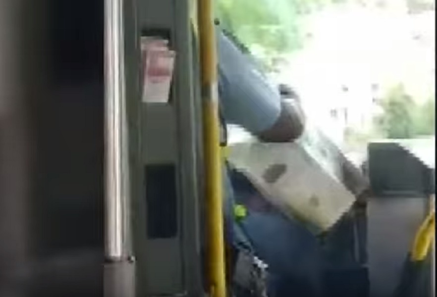 Usa, autista di bus guida leggendo il giornale: sospeso