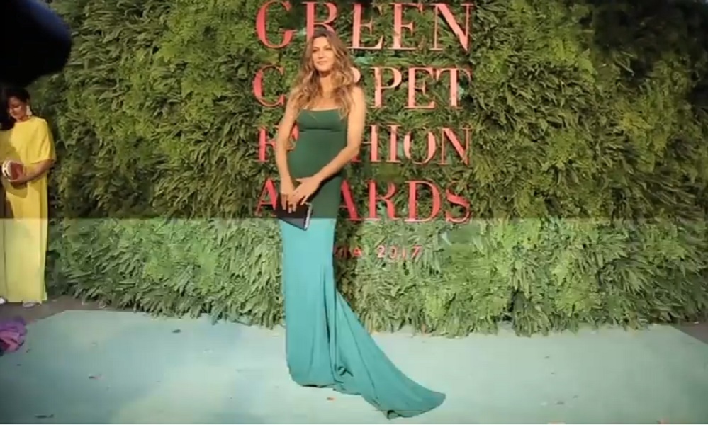 Gisele Bündchen premiata a "Green Carpet Fashion Awards": modella indossa abito in tinta con la serata