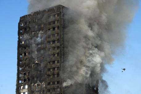 Grenfell Tower Londra, dopo l'incendio il ricordo-incubo: 20 sopravvissuti hanno tentato il suicidio