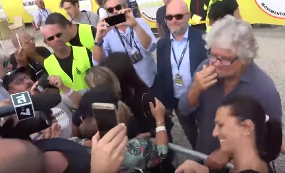 Grillo regala banconote false ai giornalisti: "1000 euro al Tg3, 3mila euro a La7..."