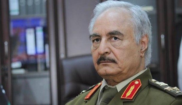Migranti, Khalifa Haftar: "Vi aiutiamo a fermarli, ma voi dovete darci elicotteri"