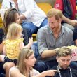 YOUTUBE Principe Harry agli Invictus Games: la bimba gli ruba i pop corn01