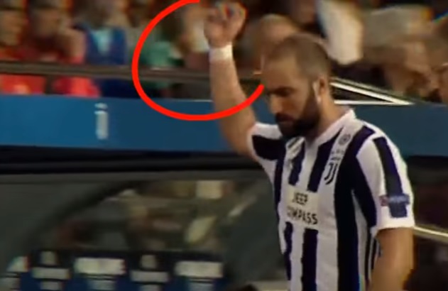 YOUTUBE Higuain fa il dito medio ai tifosi del Barcellona dopo la sostituzione
