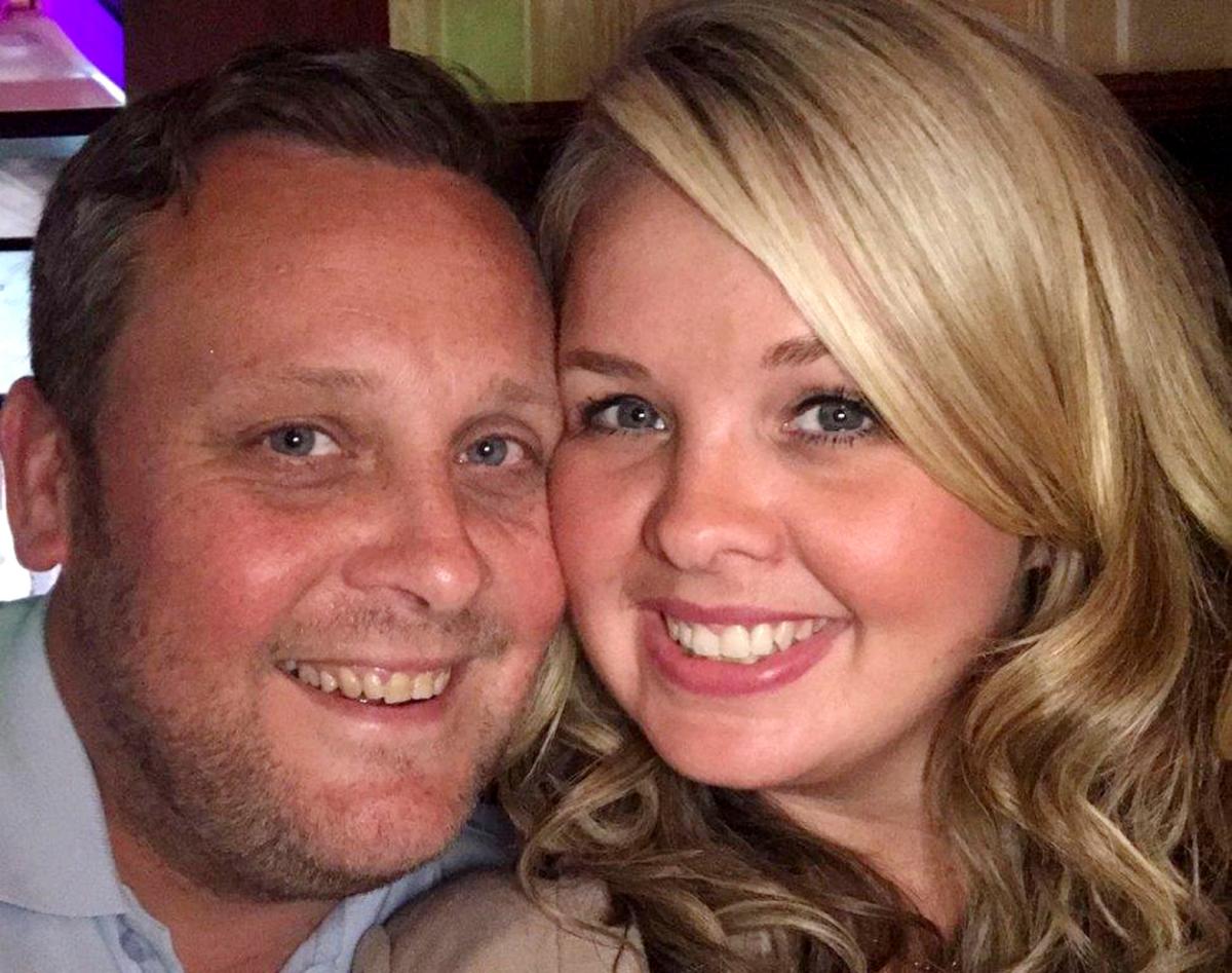 Alla radio parlano di un'incidente spaventoso. Torna a casa e scopre che il marito è morto