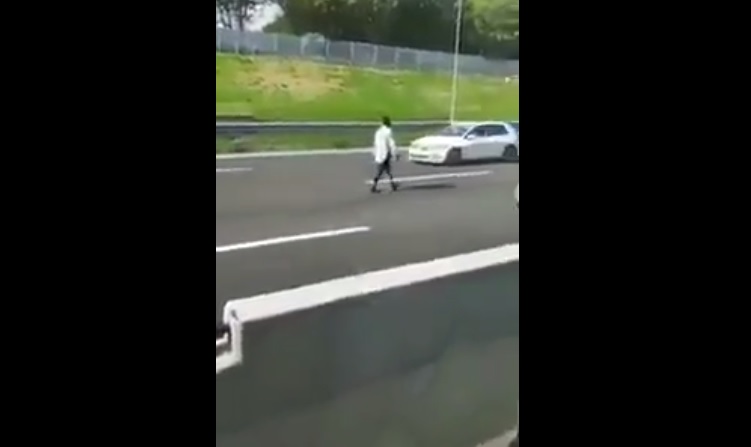 Milano, immigrato a piedi in tangenziale. Matteo Salvini: "Corre a pagarci i contributi"