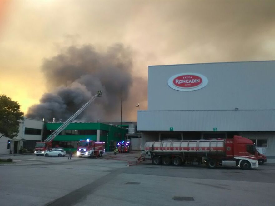 Meduno (Pordenone), incendio alla Roncadin, colosso delle pizze surgelate