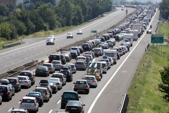 Incidente in autostrada A14, scontro tra autocarro e tir pieno di tombini: disagi e traffico in tilt