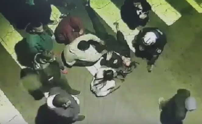 YOUTUBE Ragazzi prestano soccorso a motociclista e vengono investiti: 4 morti