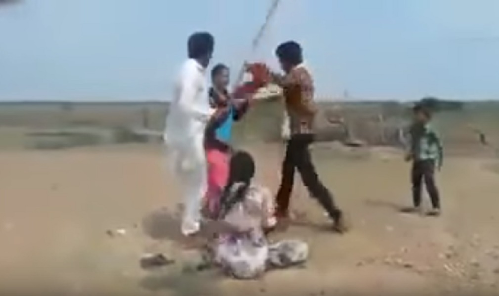 India, ragazzina promessa sposa: madre si oppone e viene picchiata violentemente