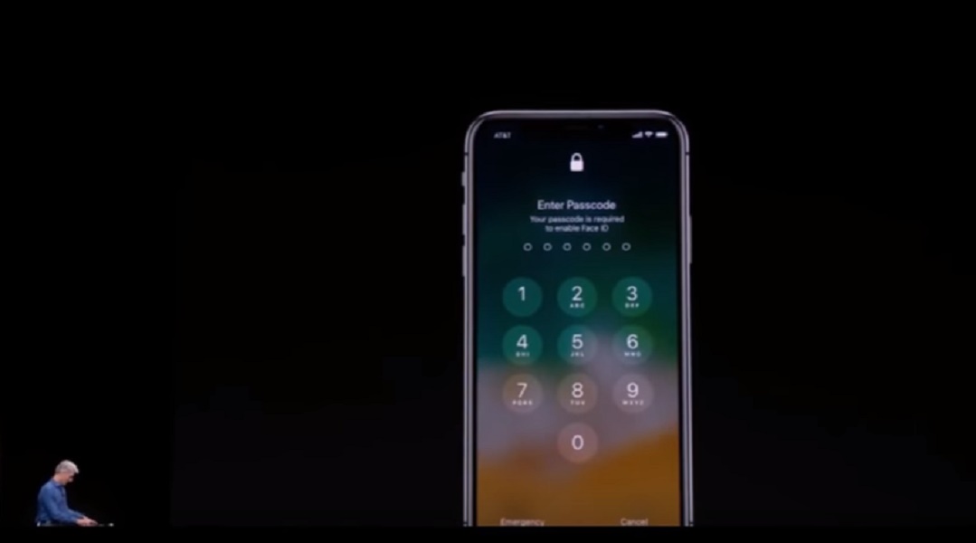 YOUTUBE Apple, gaffe durante lancio iPhone X: il riconoscimento facciale non funziona