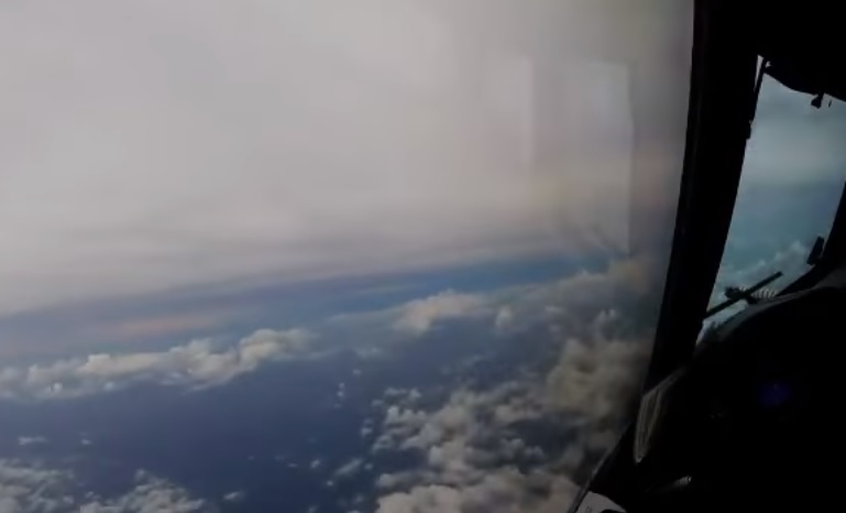 YOUTUBE Con l' aereo dentro l' uragano Irma: in Florida è stato d’emergenza
