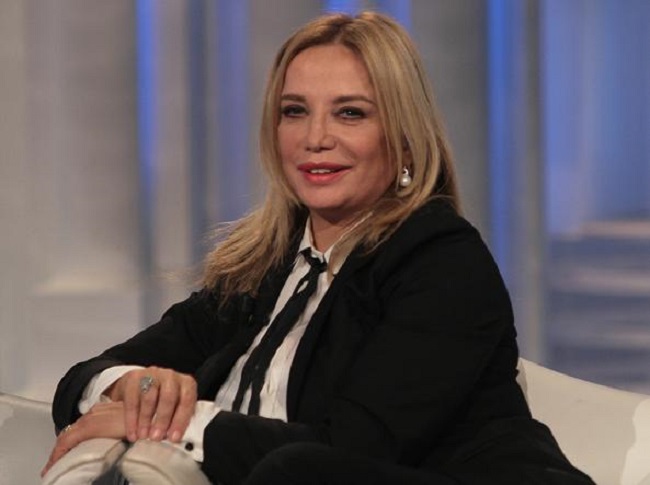 Grande Fratello Vip, Simona Izzo: "Aiuto, ma le sono fatta addosso..."