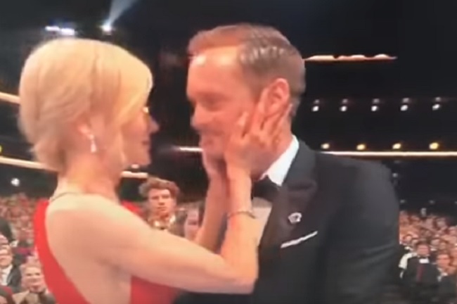 YOUTUBE Nicole Kidman bacia sulla bocca Alexander Skarsgard davanti al marito Keith Urban