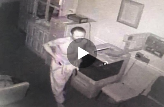 YOUTUBE Ruba i vestiti di un defunto: ladro incastrato dalle telecamere