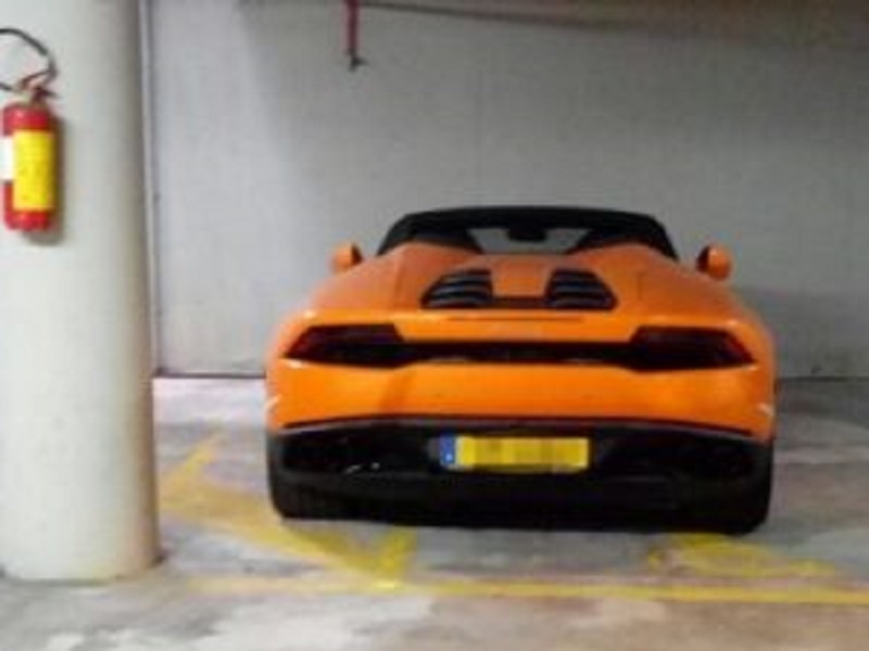 Porto Cervo, parcheggia la Lamborghini da 200mila euro sul posto disabili