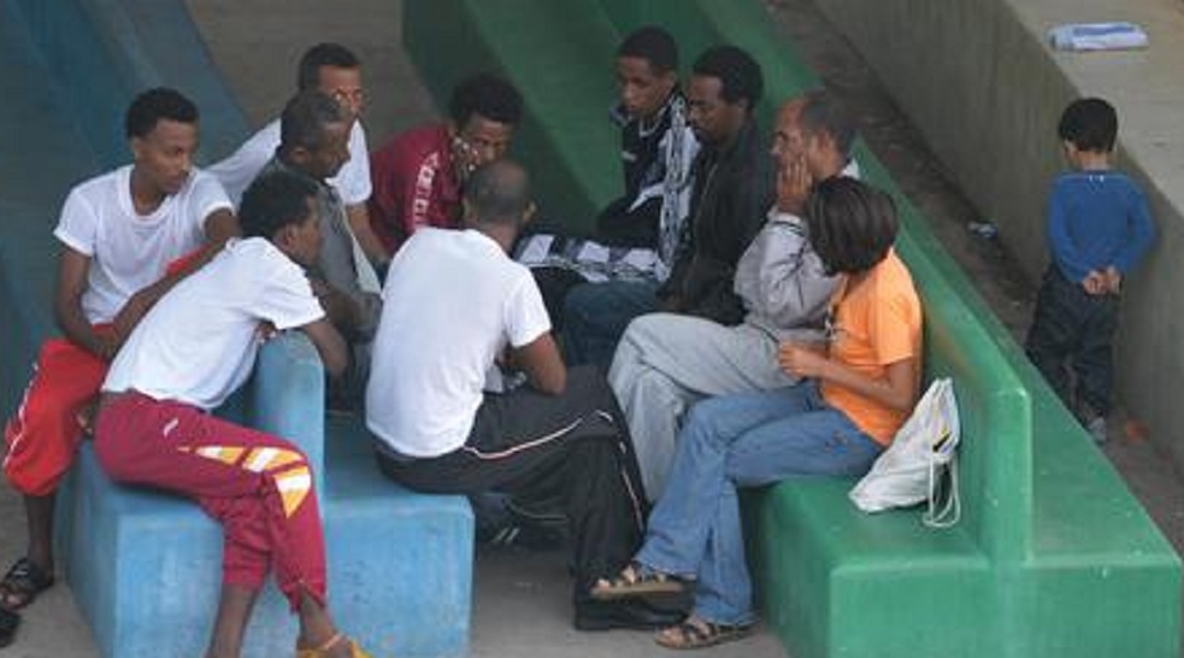 Lampedusa, dietrofront del sindaco: "Ora basta, chiudiamo centro migranti. Molestano donne e rubano"