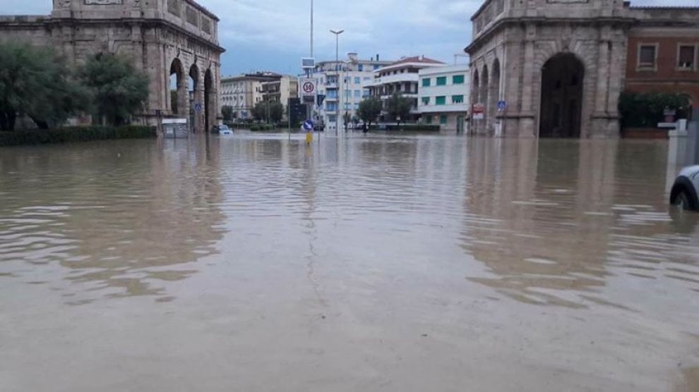 Livorno allagata. Sindaco M5S Nogarin e Regione Pd litigano su allerta e responsabilità