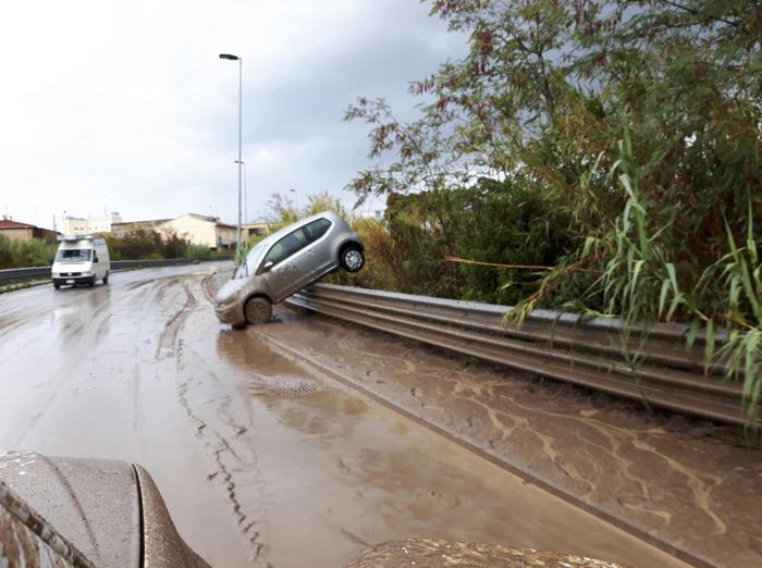 Nubifragi, morti, danni...Arancione o Rosso? Penoso teatro. I gommoni della Raggi
