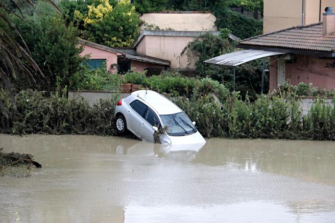 Livorno allagata, effetto tappo sui fiumi: il vento spingeva indietro l'acqua