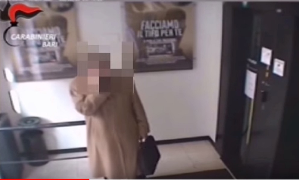 Putignano, rubava la pensione agli anziani: arrestato il ladro col loden