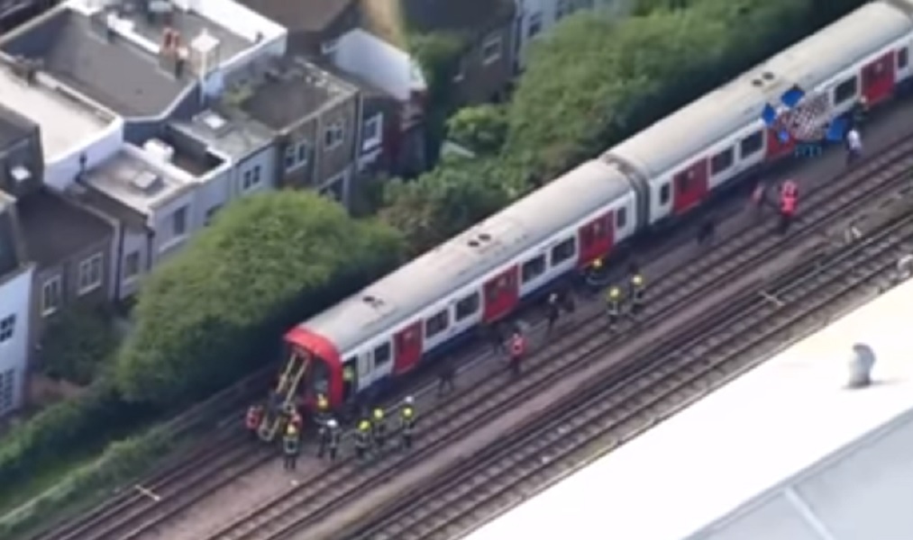 Attentato Londra, pompieri sgomberano treno fermo vicino Parson Green