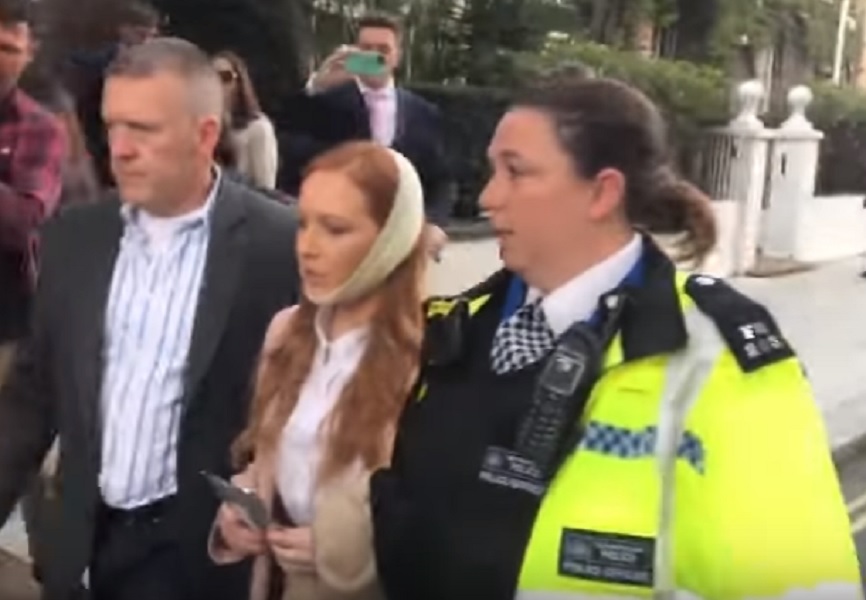 Attentato Londra, ragazza ferita viene portata via dalla polizia