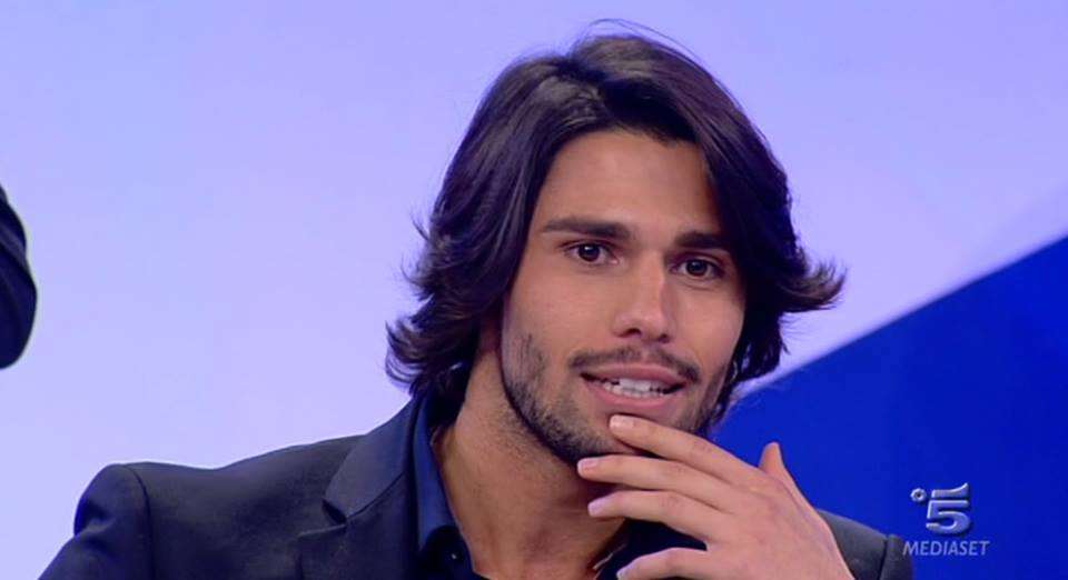 Luca Onestini soffre di vitiligine, i fan lo scoprono durante il Grande Fratello Vip