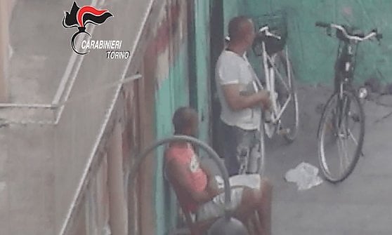 Torino, smantellato il "magazzino del fumo". Pensionata 75enne comprò 4 kg di hashish