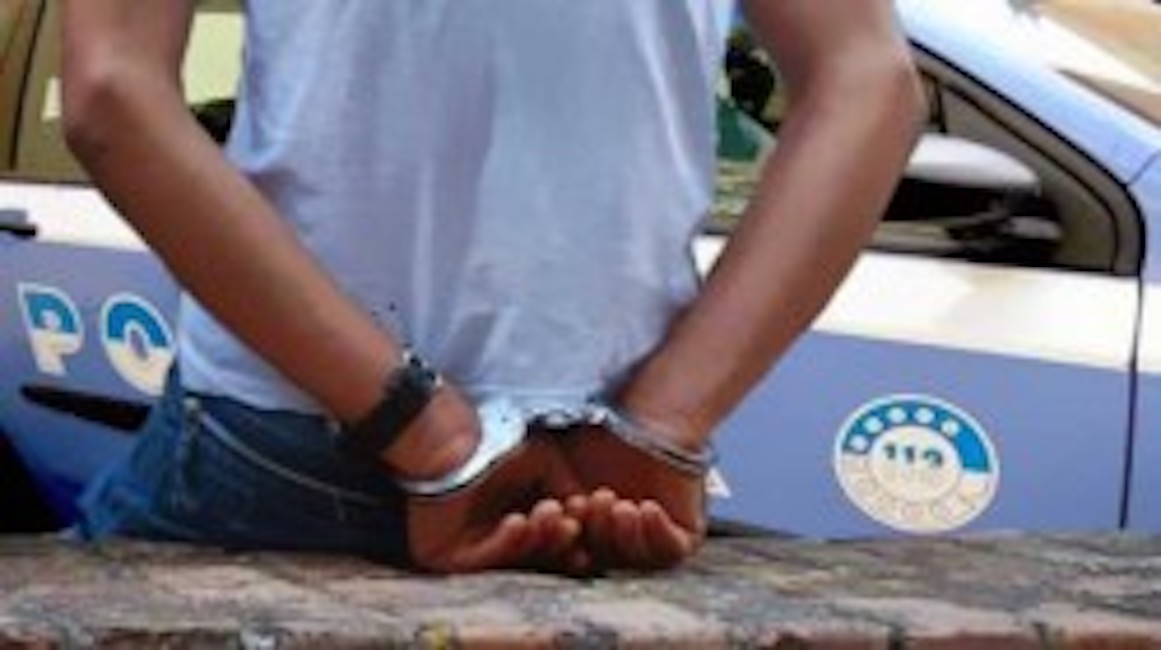 Bergamo: ruba auto, lo fermano per droga, morde un agente e gli ruba la pistola: arrestato