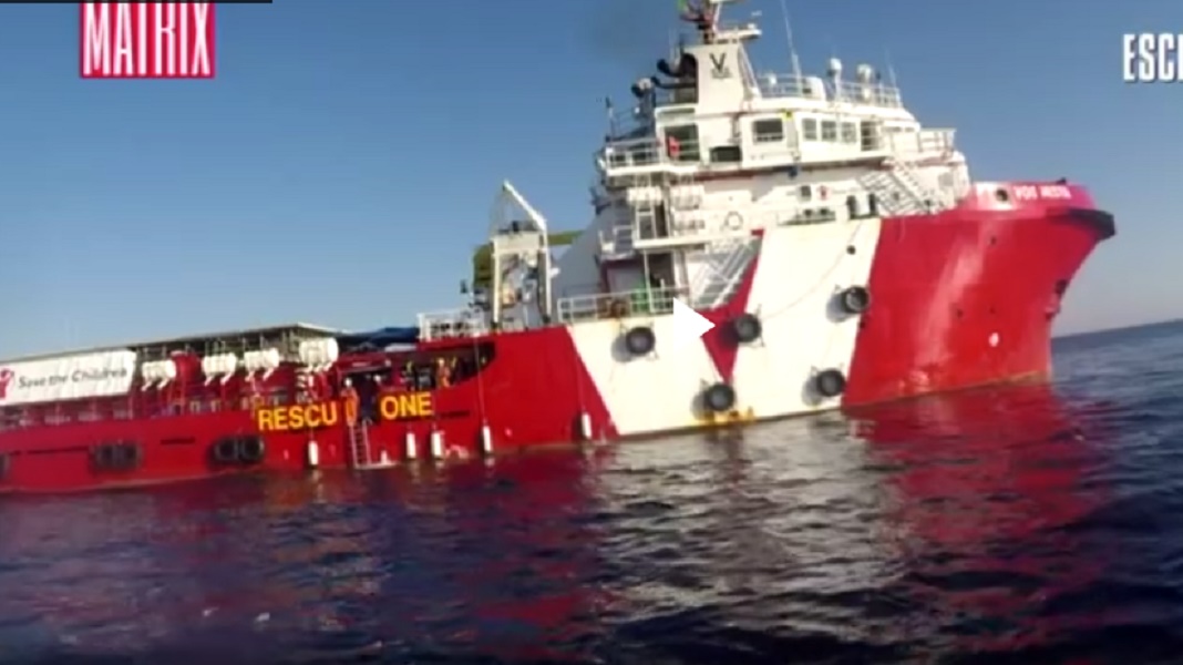 Save The Children aiuta gli scafisti? Il VIDEO di Matrix finisce sui giornali inglesi