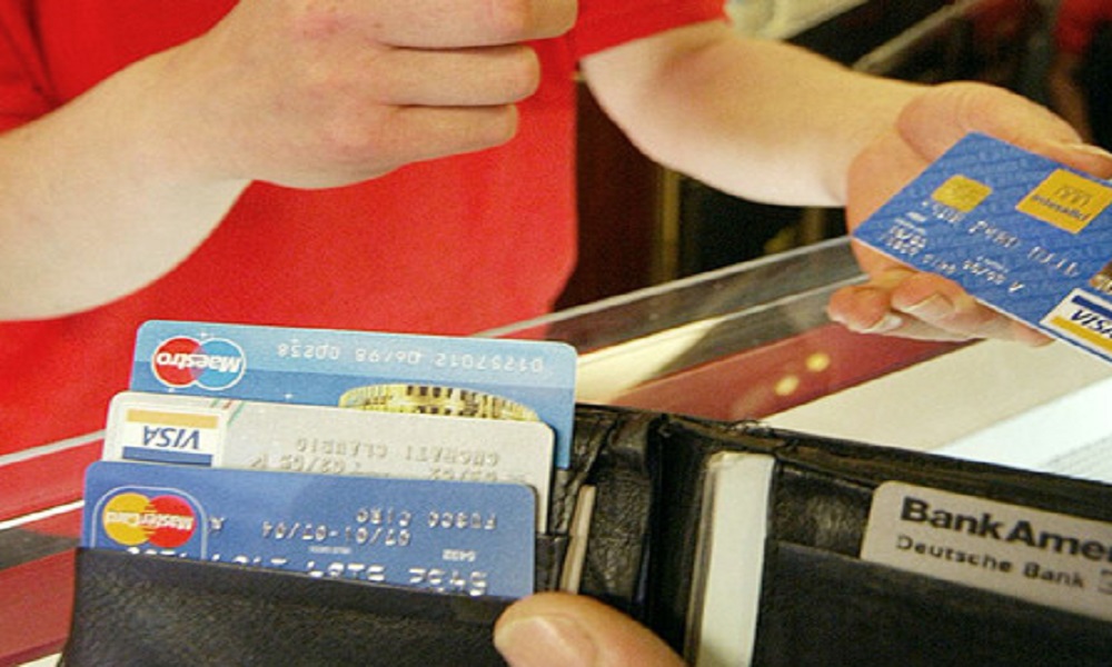 I genitori vanno in vacanza, la figlia spende tutti i risparmi: 200mila euro