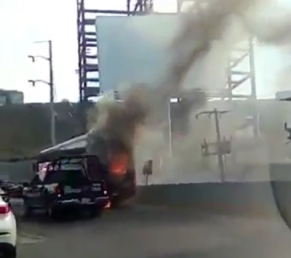 YOUTUBE A fuoco pullman che trasporta il Necaxa: giocatori in fuga