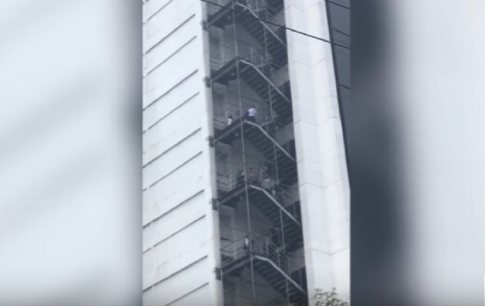 erremoto 7.1 Città del Messico: gente fugge sulle scale sicurezza del grattacielo