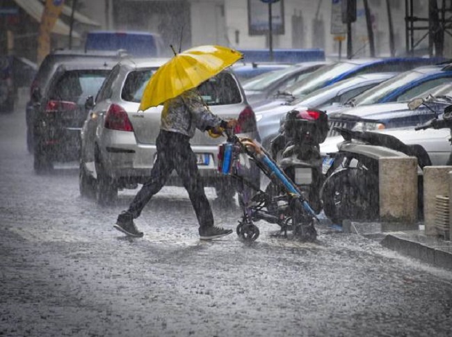 Meteo: domenica con pioggia e nubifragi da Nord a Sud, allerta rossa in Liguria