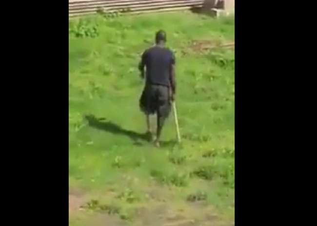 YOUTUBE Roma, immigrato con il piccone spacca tutto: paura nel condominio