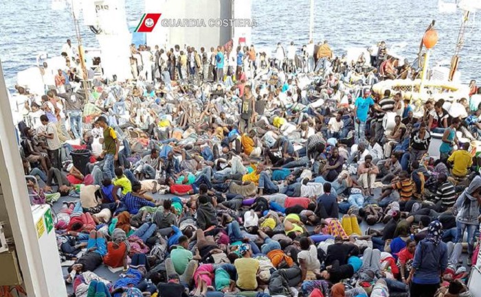 Papa Francesco: "Accogliere i migranti a braccia aperte". Salvini: "Con che soldi? Dove?"