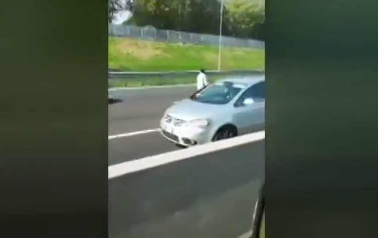 VIDEO Cammina in mezzo alla tangenziale di Milano e si sdraia davanti al camion
