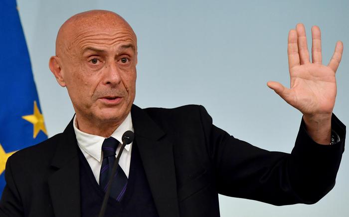 Minniti mai così duro: "I nostri valori vanno a tutti i costi assimilati". Anche dagli islamici