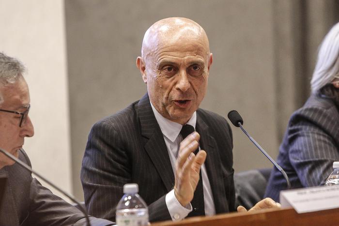 Minniti, Crozza e D'Alema gli praticano il metodo Boffo. Massaggio democratico e di sinistra