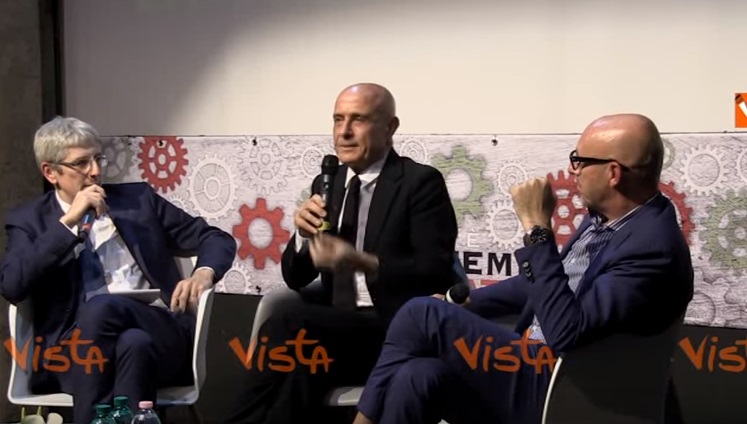 Minniti ad Atreju: "Non sono Crozza...". Poi la battuta sulla scrivania di Mussolini e Balbo