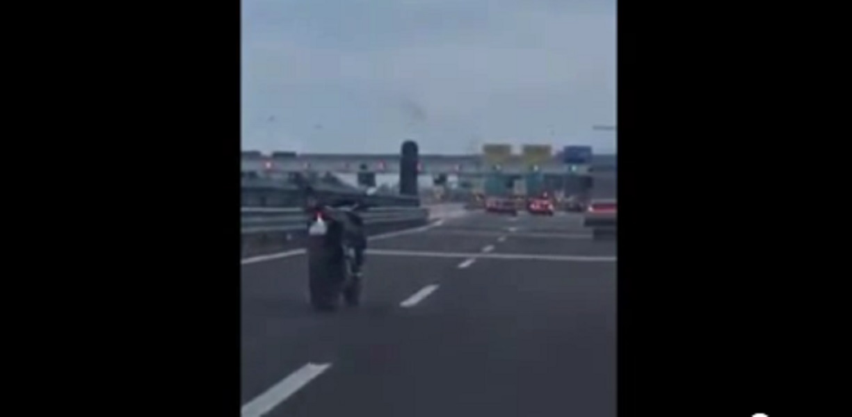 Milano, mistero della moto che viaggia senza conducente in autostrada