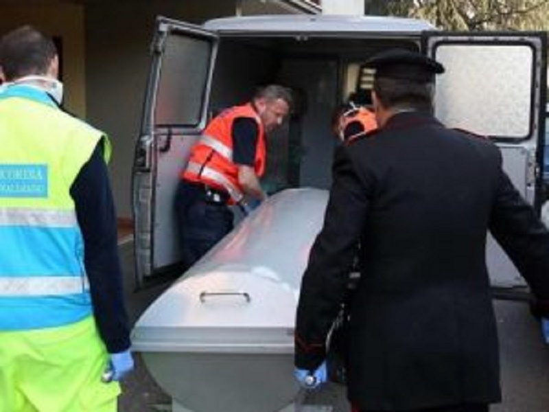 Milano, trovato mummificato in casa. Morto da 9 mesi: viveva da eremita