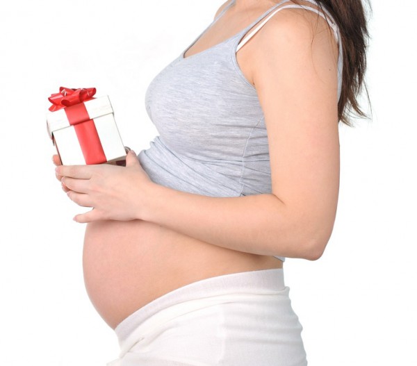 Decontribuzione alle neomamme come ai giovani, la proposta di Tito Boeri